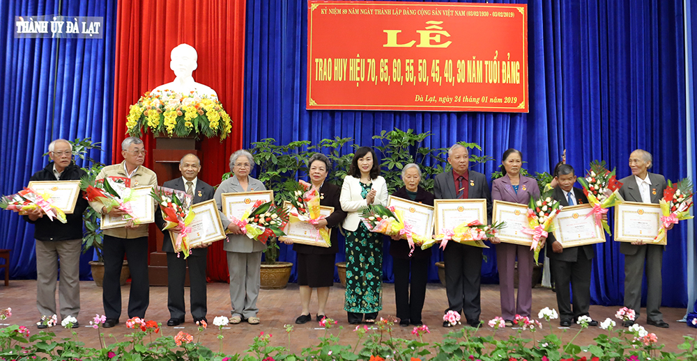 Bí thư Thành ủy Đà Lạt Huỳnh Thị Thanh Xuân trao huy hiệu đảng cho các đảng viên