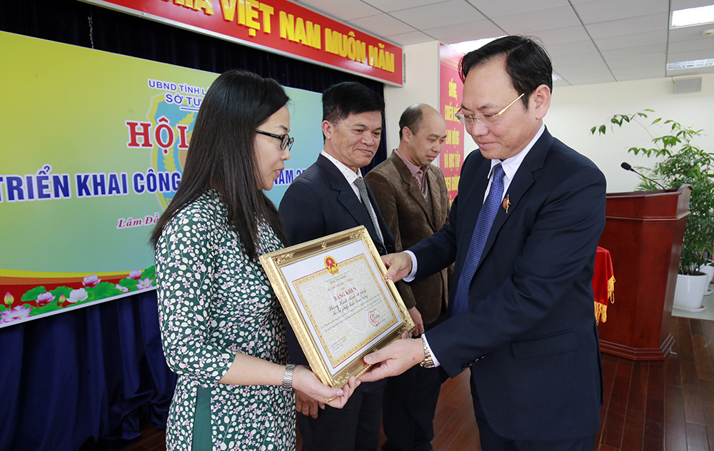 Tặng Bằng khen của Bộ Tư pháp cho các tập thể, cá nhân có thành tích xuất sắc trong phong trào thi đua 2018