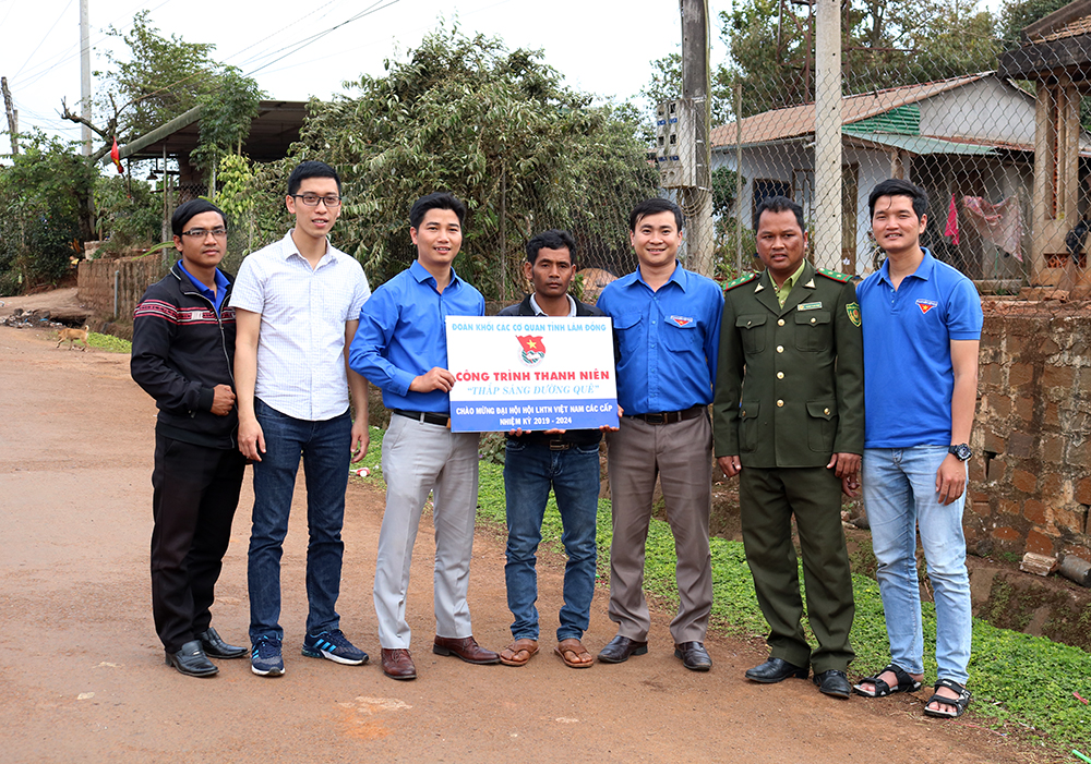 Trao công trình thanh niên Thắp sáng đường quê cho Đoàn xã Tân Nghĩa, huyện Di Linh