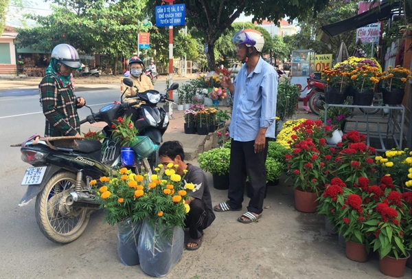 Người dân Đạ Tẻh mua hoa về trang trí Tết.  Ảnh: Trương Thái Anh Quốc