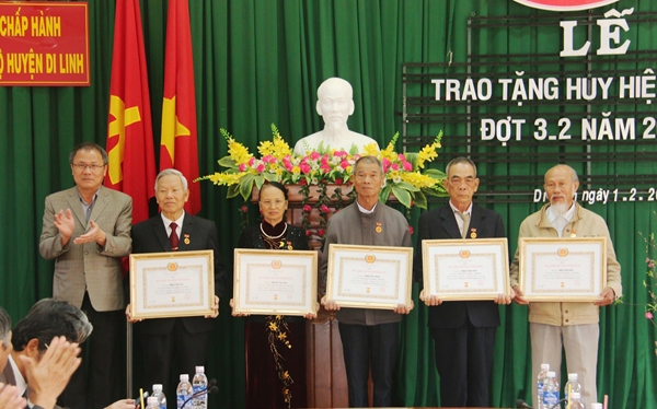 Đồng chí Nguyễn Canh – Bí thư Huyện ủy Di Linh trao tặng cho các đảng viên Huy hiệu 50, 40.. năm tuổi Đảng