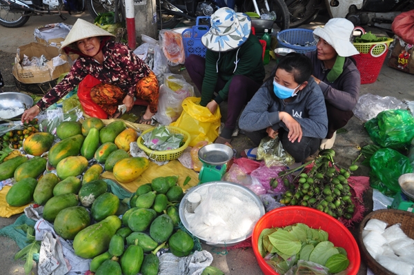 Nông sản địa phương được bày bán tại chợ