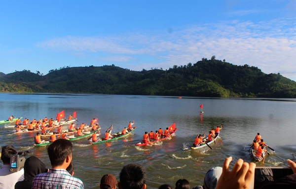 Đạ Tẻh: Hàng ngàn người trẩy Hội đua thuyền Xuân Kỷ Hợi 2019