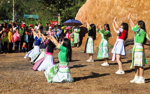 Thiếu nữ làng Mông múa khai hội đầu xuân