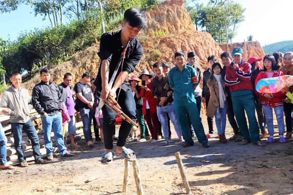 Trai làng Mông múa khèn vui hội đầu xuân