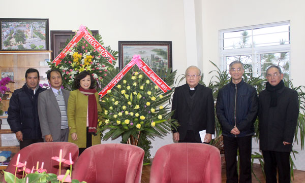 Lãnh đạo thành phố Đà Lạt đến thăm, chúc mừng Tòa Giám mục Đà Lạt nhân dịp lễ Giáng sinh