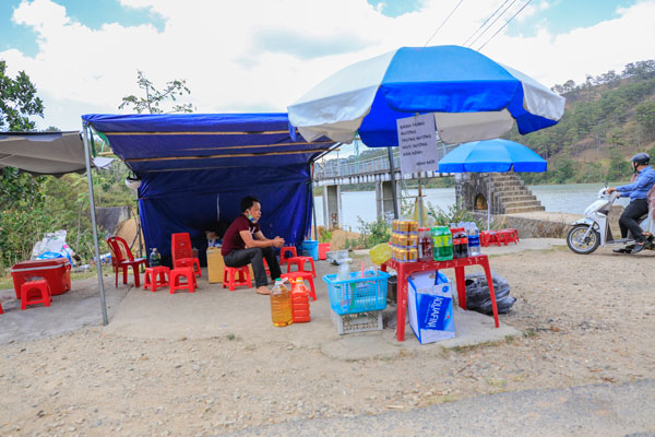 Quán này tồn tại từ trước dịp Tết Nguyên đán cho đến nay, và hàng ngày phục vụ rất đông du khách khi đến chụp hình “tự sướng” ở khu vực này