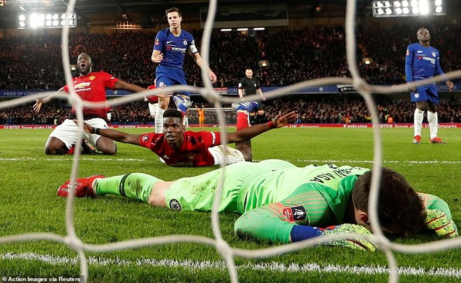 Pogba tỏa sáng, Manchester United đá bay Chelsea khỏi FA Cup