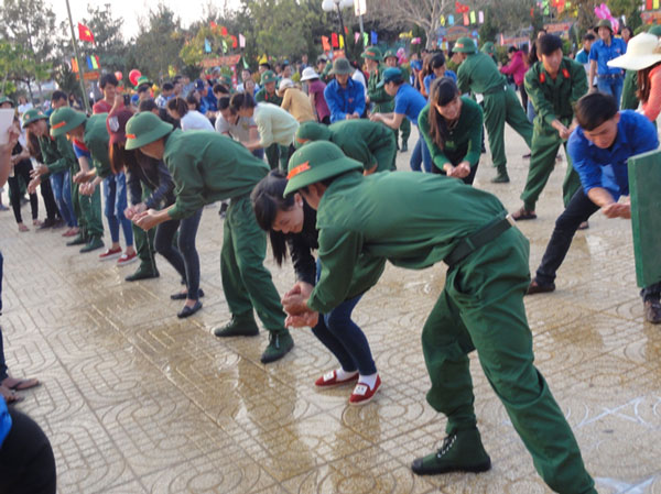 Trò chơi vận động kết hợp giữa đoàn viên thanh niên và tân binh tại Hội trại