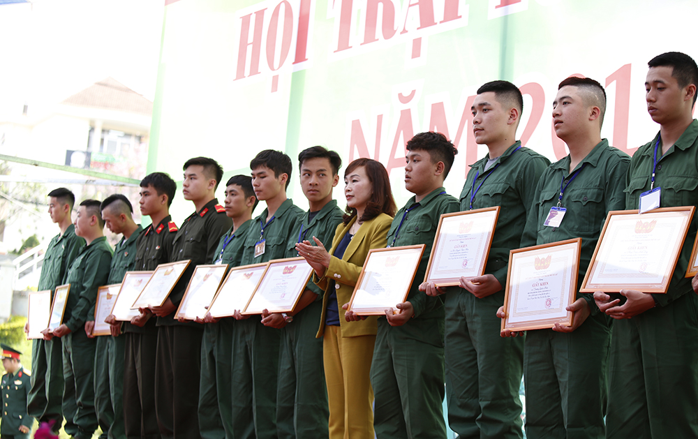 Đồng chí Huỳnh Thị Thanh Xuân, Bí thư Thành ủy Đà Lạt tặng giấy khen cho các tân binh trong lễ khai mạc Hội trại tòng quân năm 2019. Ảnh: C.T