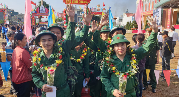 Các tân binh thành phố Bảo Lộc hăng hái lên đường nhập ngũ. Ảnh: Đông Anh