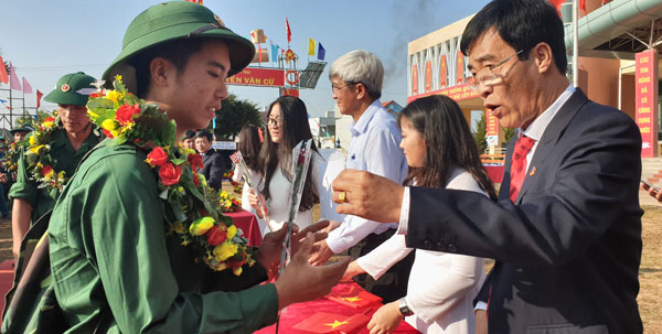 Ông Lê Trọng Tuấn, Phó chủ tịch UBND thành phố Bảo Lộc động viên các Tân viên binh lên đường nhập ngũ. Ảnh: Đông Anh