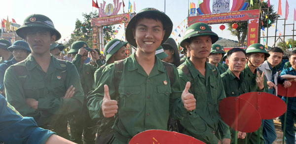 Tân binh Hoàng Minh (phường Lộc Sơn) hồ hởi Trước khi lên đường nhập ngũ. Ảnh: Đông Anh