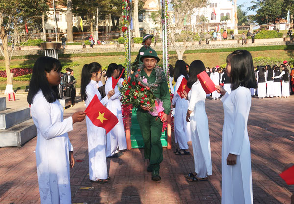 Các tân binh bước lên cầu vinh quang. Ảnh: Ndong Brừm