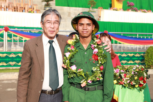 Đồng chí Hoàng Trọng Hiền - Bí thư Huyện ủy Bảo Lâm tặng hoa cho các tân binh. Ảnh: Hồng Thắm