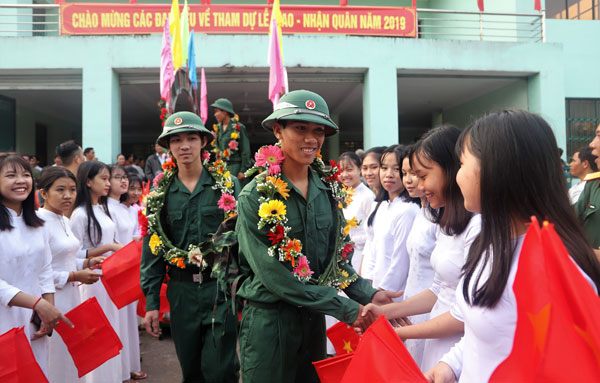 Không khí vui tương, hứng khởi của các tân binh khi bước qua đài vinh quang lên đường làm nhiệm vụ. Ảnh: Khánh Phúc