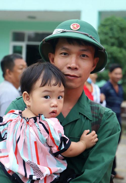 Cái ôm âu yếm của người chú dành cho cháu trước lúc lên đường làm nhiệm vụ. Ảnh: Khánh Phúc