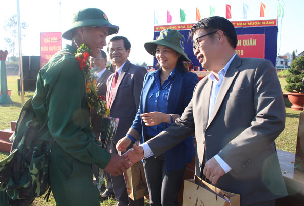 Đồng chí Nguyễn Ngọc Phúc – TUV, Bí thư Huyện ủy Đức Trọng tặng quà, dặn dò các tân binh trước khi lên đường làm nhiệm vụ. Ảnh: Thy Vũ