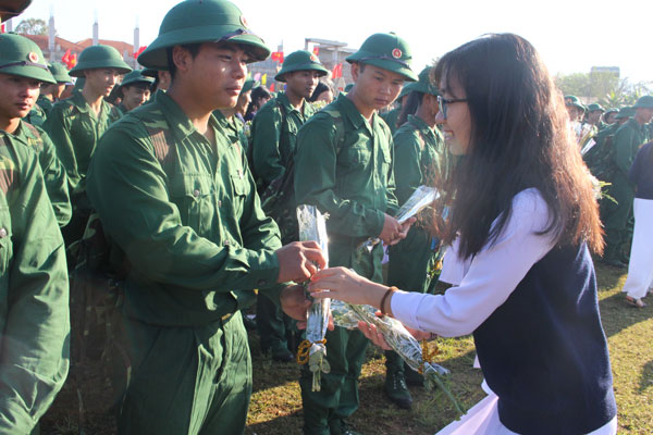 Tặng hoa cho các tân binh. Ảnh: Thy Vũ