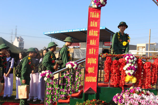 Các tân binh lần lượt bước lên cầu vinh quang trước khi lên xe lên đường nhập ngũ. Ảnh: Thy Vũ