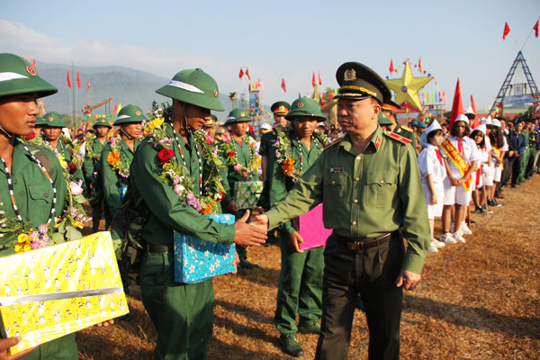 Thiếu tướng Bùi Văn Sơn – UVBTV, Giám đốc Công an tỉnh về tham dự lễ giao quân động viên và tiễn những thanh niên ưu tú của Đam Rông lên đường nhập ngũ. Ảnh: N. Ngà