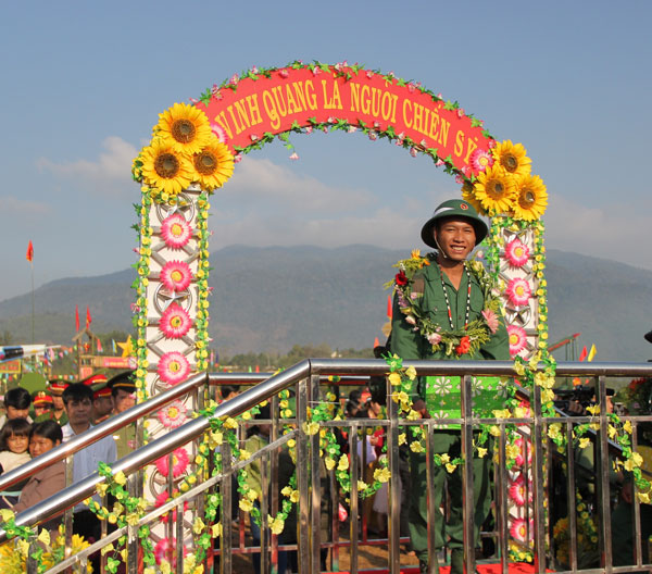 Thanh niên nô nức lên đường nhập ngũ trong sự quan tâm, yêu thương của kỳ vọng của gia đình, người thân và chính quyền địa phương. Ảnh: N. Ngà