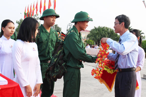 Đồng chí Trần Duy Hùng - Ủy viên Ban Thường vụ Tỉnh ủy, Trưởng Ban Tổ chức Tỉnh ủy Lâm Đồng, tặng hoa cho các tân binh. Ảnh: T.Chu