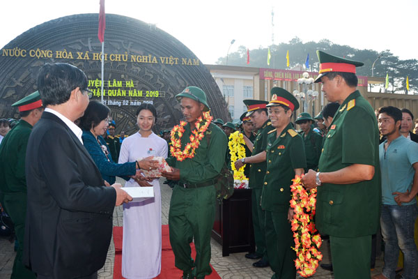 Tặng quà cho tân binh lên đường nhập ngũ. Ảnh: D. Quỳnh