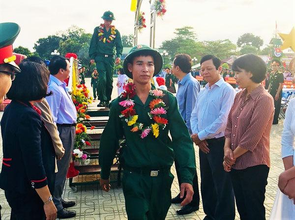 Khí thế sẵn sàng của tân binh khi bước qua Đài vinh quang. Ảnh: Hồ Quốc Phong