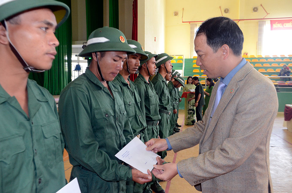 Chủ tịch UBND huyện Lạc Dương Sử Thanh Hoài tặng quà động viên tân binh lên đường nhập ngũ