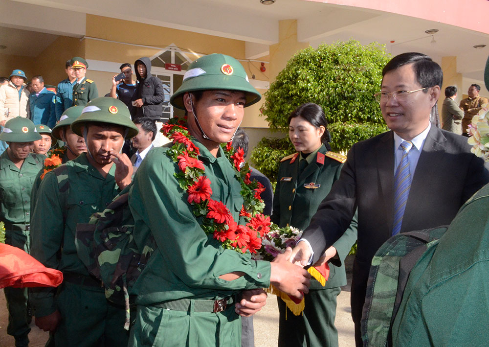 Lãnh đạo huyện Lạc Dương tặng hoa, động viên các các tân binh lên đường nhập ngũ.