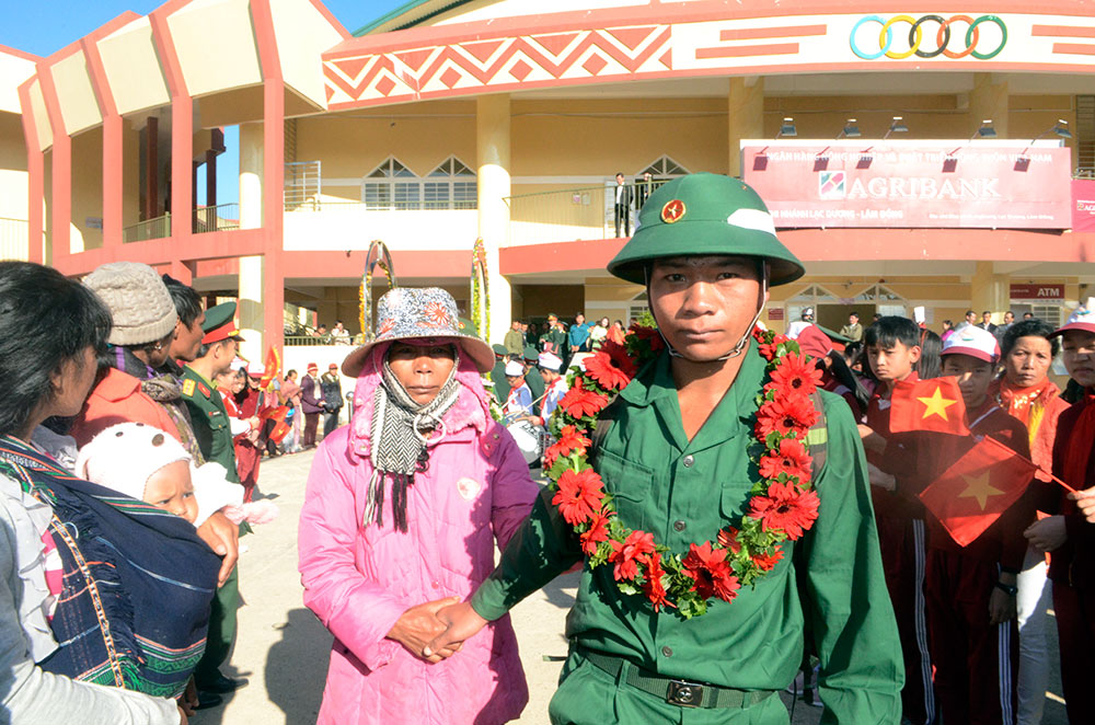 Phút bịn rịn của thân nhân và tân binh trước giờ lên đường nhập ngũ