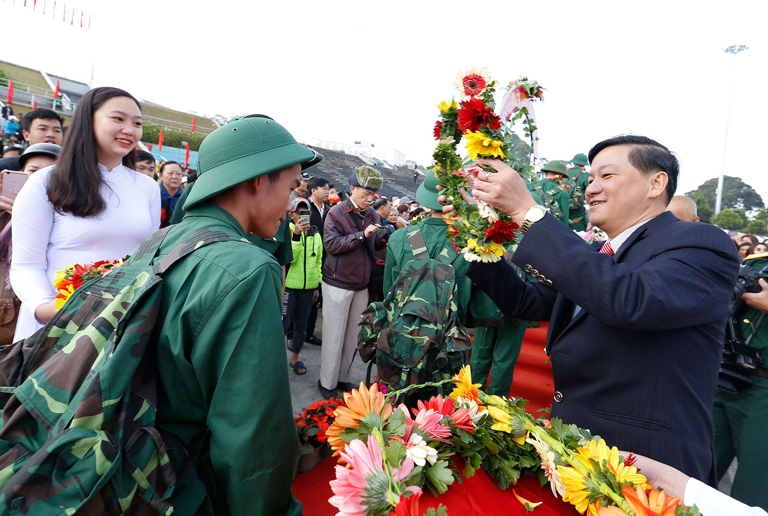 Đồng chí Trần Đức Quận, Phó Bí thư Thường trực Tỉnh uỷ Lâm Đồng trao vòng hoa chúc mừng các tân binh lên đường thực hiện nghĩa vụ bảo vệ Tổ quốc sáng nay. Ảnh: Chính Thành