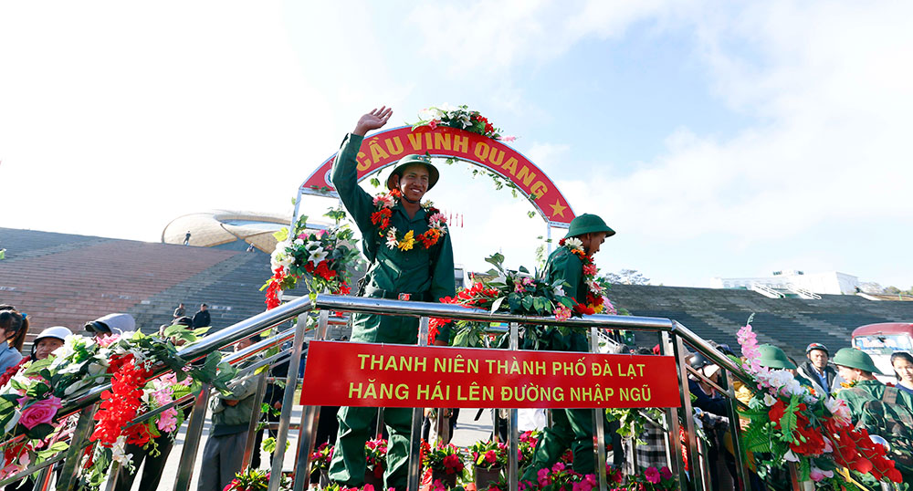 Các tân binh đi trên cầu vinh quang trước khi ra xe lên đường về đơn vị nhận quân là Sư đoàn Bộ binh 5, Sư đoàn Bộ binh 302, Lữ đoàn Công binh 25. Ảnh: Chính Thành