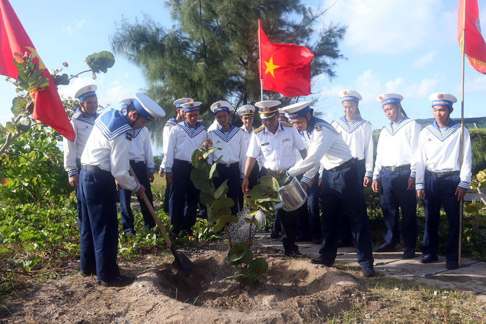 "Khoác tấm áo xanh" giữa muôn trùng khơi