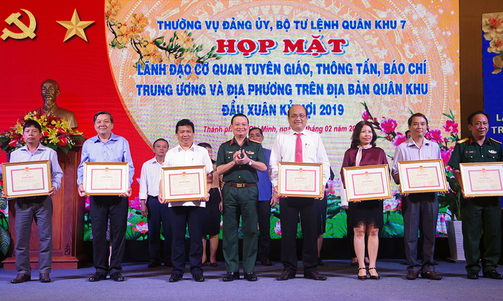 Phó Đô đốc Trần Hoài Trung, Chính ủy Quân khu tặng bằng khen cho các tập thể có thành tích xuất sắc