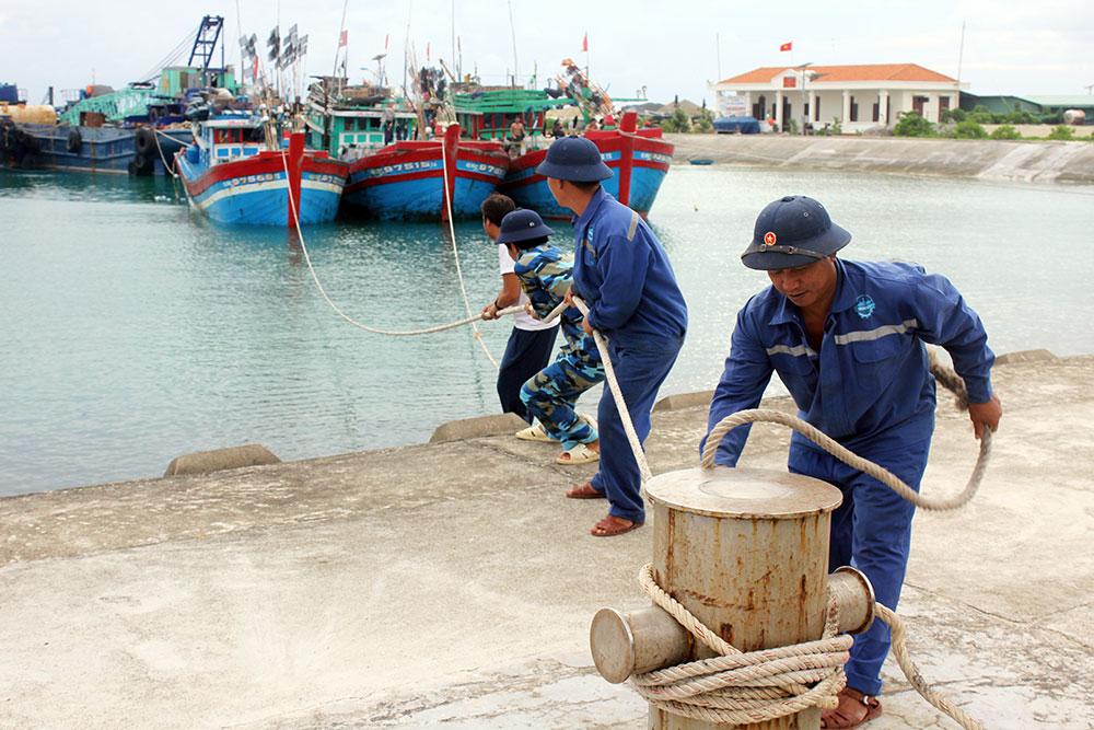 Đảo luôn là điểm tựa để ngư dân yên tâm vươn khơi bám biển. Ảnh: H.Y