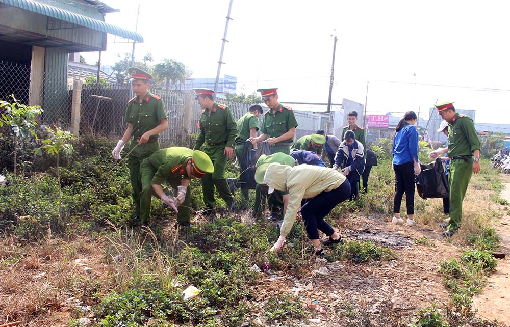 ĐVTN ra quân nhặt rác xung quanh Nhà văn hóa Hiệp Thạnh