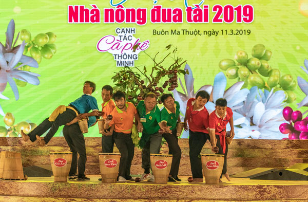 Phần thi nhà nông liên kết thể hiện kỹ năng thu hái cà phê