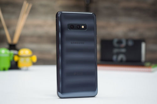 Samsung Galaxy S10e. Ảnh: Phonearena