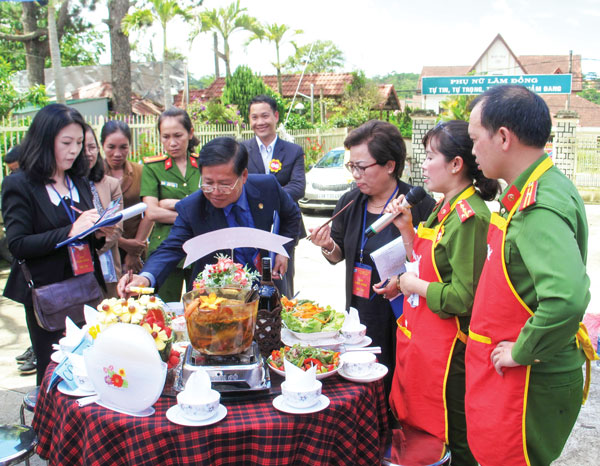 Xây dựng gia đình Phụ nữ Công an no ấm, bình đẳng, tiến bộ, hạnh phúc