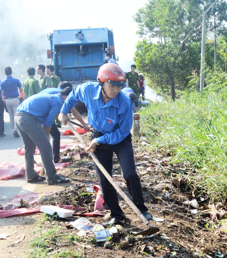 Thể hiện vai trò của tuổi trẻ trong công tác bảo vệ môi trường, các cơ sở đoàn đã tổ chức nhiều đợt ra quân vệ sinh môi trường: Quét dọn, thu gom rác thải; khơi thông cống rãnh, kênh mương; trồng, chăm sóc và bảo vệ cây xanh; tu sửa đường giao thông, bóc gỡ những biển quảng cáo trái phép... với 116 đợt ra quân vệ sinh môi trường, thu hút hơn 6.000 lượt đoàn viên thanh niên tham gia.