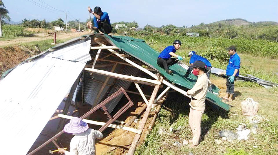 Nhằm giúp đỡ bà con nhân dân bị ảnh hưởng bởi lốc xoáy, BTV Huyện đoàn đã chỉ đạo các cơ sở Đoàn huy động lực lượng giúp đỡ cho hàng chục hộ dân bị tốc mái nhà.