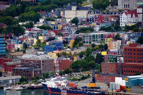 St John, thủ phủ tỉnh Newfoundland và Labrador, là thành phố lâu đời nhất ở Canada với những kiến trúc rực rỡ. Ở đoạn đường “Jellybean Row”, các ngư dân thường sơn tường nhà màu tươi sáng để mọi người có thể dễ dàng nhìn thấy chúng từ biển. Chính vì thế, St John trở thành một trong những thành phố rực rỡ nhất thế giới.