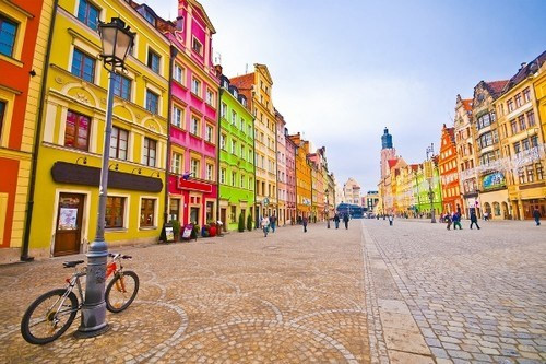 Wroclaw, thủ phủ tỉnh Dolnośląskie, là một trong những thành phố lộng lẫy nhất Ba Lan với hàng loạt điểm thu hút du khách như hàng trăm cây cầu, nhà hàng, quán cà phê, các di tích văn hóa và lịch sử. Tuy nhiên, điểm nổi bật nhất của thành phố nằm ở những ngôi nhà đầy màu sắc mang phong cách kiến trúc và thiết kể cổ.