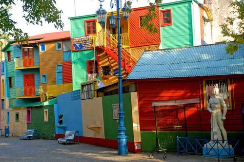 Buenos Aires, thủ đô Argentina, nổi tiếng với những bảo tàng ngoài trời ở khu La Boca. Khách du lịch thích đi bộ dọc theo phố Caminito ngắm những bức bích họa và nghệ thuật graffiti của các nghệ sĩ đường phố. Khu phố của dân lao động ở cửa sông Riachuelo gồm những ngôi nhà rực rỡ, giống như một hộp bút chì màu khi chúng ta quan sát từ xa.