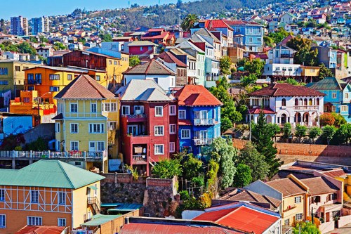 Valparaiso là trung tâm văn hóa, lịch sử của Chile với một loạt các bảo tàng, thánh đường, nhà thờ và các tòa nhà thuộc địa. Người dân nơi đây sống trong những ngôi nhà rực rỡ. Họ yêu thích sáng tạo nghệ thuật, vẽ các bức bích họa phóng túng, tạo nên vẻ lộng lẫy cho cả thành phố.