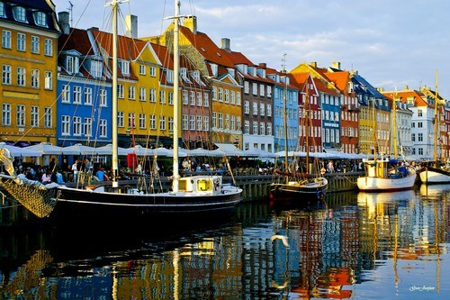 Nyhavn là một thị trấn ven sông ở Copenhagen, thủ đô Đan Mạch, kéo dài từ Kongens Nytorv đến bến cảng phía nam Nhà hát Hoàng gia. Các tòa nhà rực rỡ sắc màu được xây dựng trong thế kỷ XVII – XVIII tạo nên vẻ đẹp vẻ đẹp lộng lẫy cho cả thị trấn.