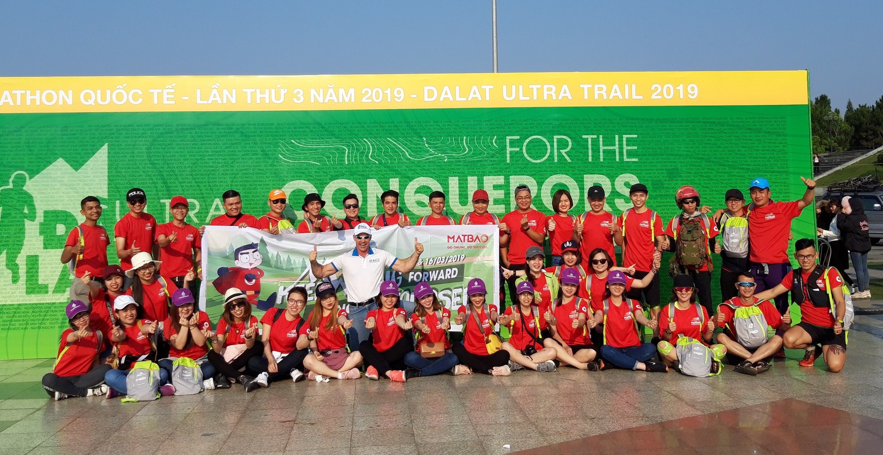 Các VĐV tham gia giải Siêu Marathon Dalat Ultra Marathon 2019 chụp hình lưu niệm 