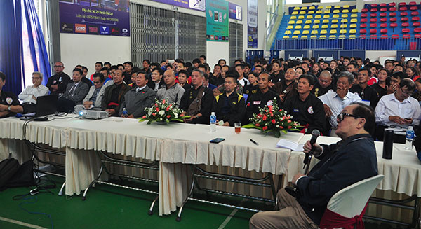 Tiến sỹ Hoàng Vĩnh Giang, Phó chủ tịch Ủy ban Olympic Việt Nam, Chủ tịch Liên đoàn Võ thuật cổ truyền Việt Nam và Liên đoàn Thế giới Võ cổ truyền Việt Nam đang hướng dẫn tại lớp tập huấn